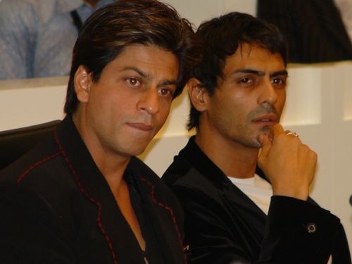 SRK doesn't want people to read too much into his hug with Arjun